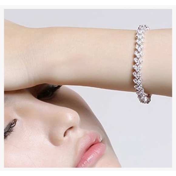 🆕️ Elegant Silver Bracelet - Picture 3 of 7